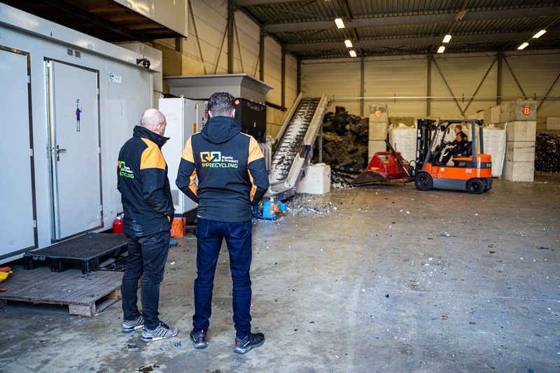 twee eigenaren PP recycling advies gevend